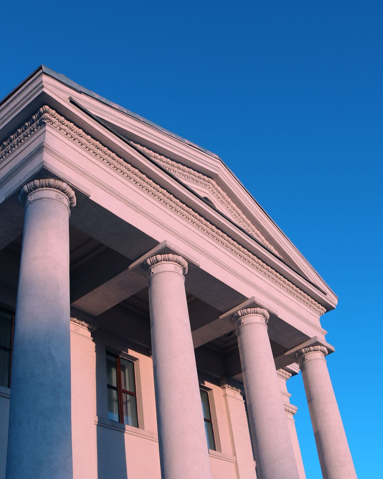 Fronton à colonnes d’un édifice, sur un ciel bleu